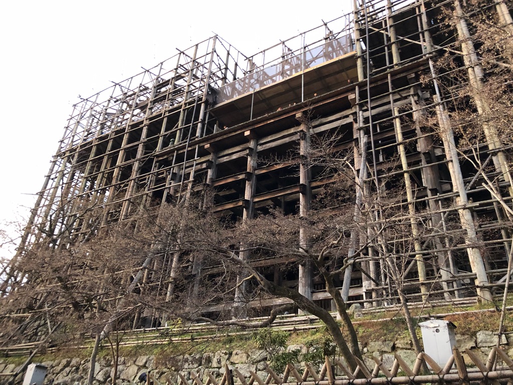 近看被鷹架包圍的清水寺